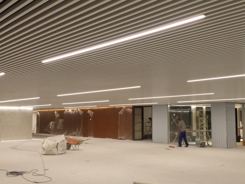 Iluminación en una planta de oficinas